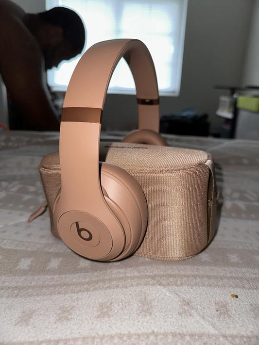 Beats Studio Pro x Kim Kardashian – Casque Bluetooth à suppression de bruit – Audio spatial personnalisé, audio sans perte USB-C, compatibilité Apple et Android, jusqu'à 40 heures d'autonomie – Dune
